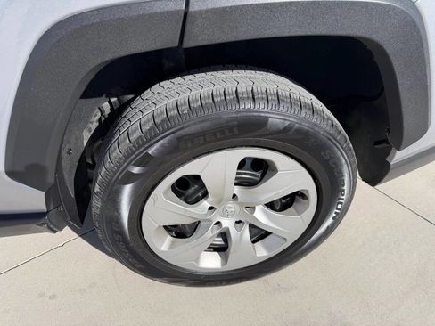 Used 2022 Toyota RAV4 LE AWD/4WD image 9