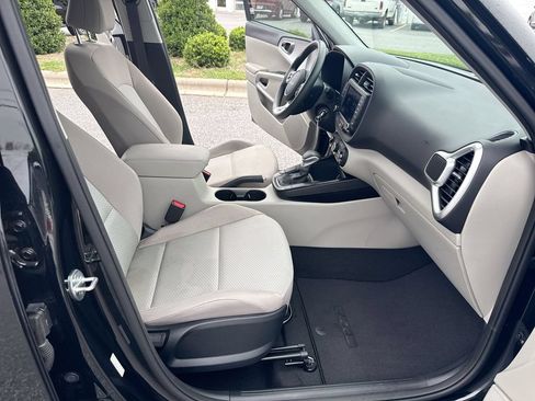 Used 2022 Kia Soul LX FWD image 26