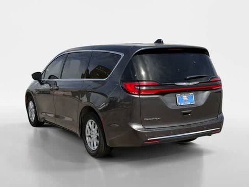 Used 2023 Chrysler Pacifica Touring-L FWD image 3