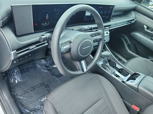 Used 2025 Hyundai Santa Cruz SE FWD image 18