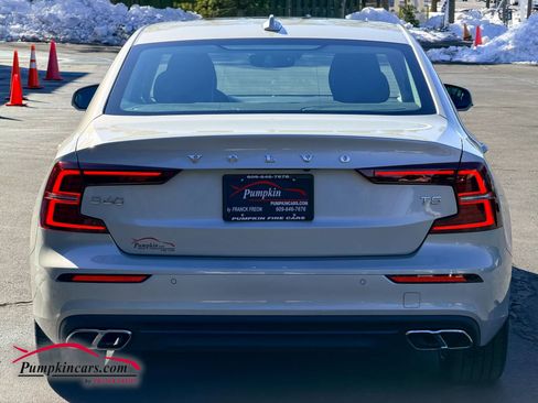 Used 2020 Volvo S60 T5 Momentum image 11