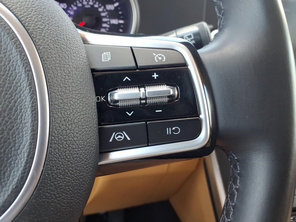 Used 2023 Kia Carnival LX FWD image 34