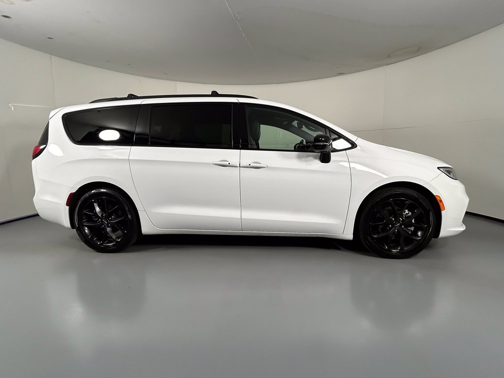 Used 2025 Chrysler Pacifica Limited FWD image 8