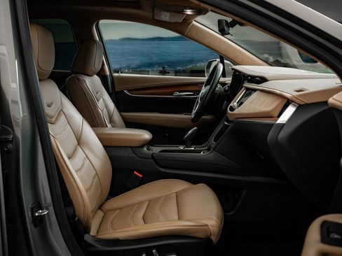 Used 2018 Cadillac XT5 Platinum w/ Driver Assist Package image 25