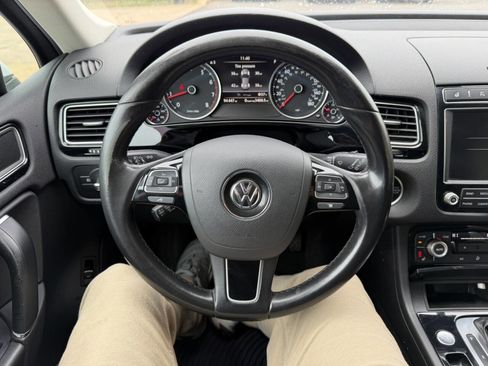 Used 2016 Volkswagen Touareg VR6 image 24