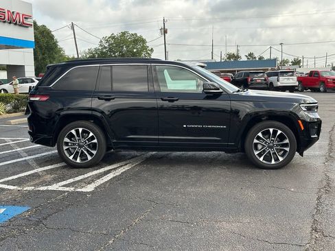 Used 2025 Jeep Grand Cherokee Overland AWD/4WD image 4
