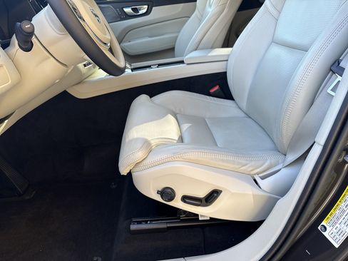 Used 2023 Volvo XC60 B5 Ultimate w/ Climate Package image 9