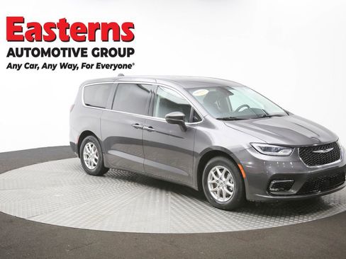 Used 2023 Chrysler Pacifica Touring-L image 48