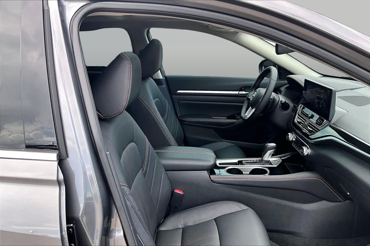 Used 2025 Nissan Altima 2.5 SR w/ SR Premium Package FWD image 9
