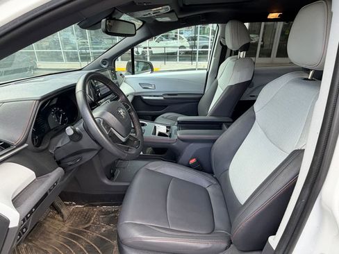 Used 2024 Toyota Sienna XSE w/ XSE Plus Package AWD/4WD image 6