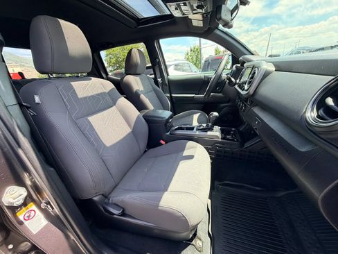 Used 2017 Toyota Tacoma TRD Off-Road w/ Premium & Technology Package AWD/4WD image 26