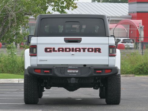 Used 2023 Jeep Gladiator Rubicon w/ Cold Weather Group AWD/4WD image 33