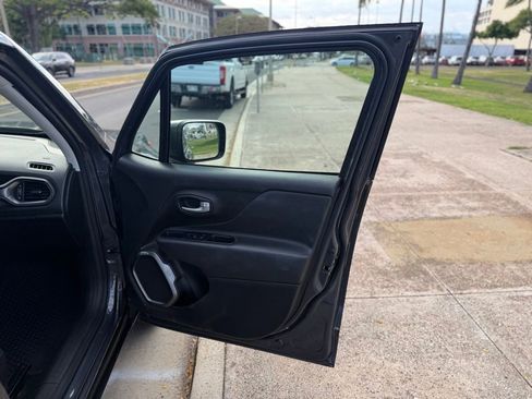 Used 2023 Jeep Renegade Latitude AWD/4WD image 11