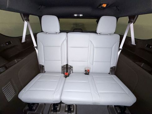 Used 2024 Chevrolet Suburban Z71 w/ Luxury Package AWD/4WD image 19