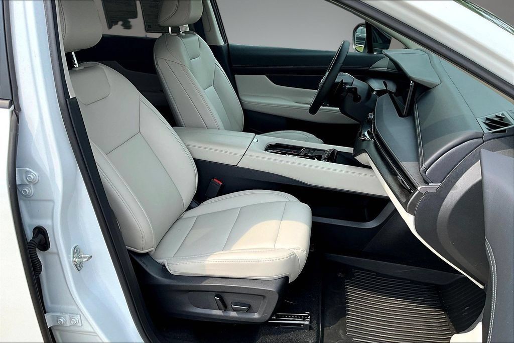 Certified 2025 Nissan Murano SV AWD/4WD image 16