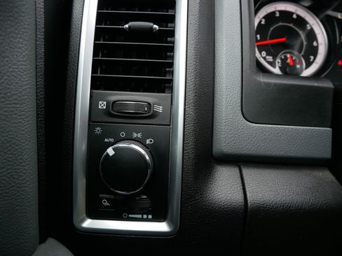 Used 2020 RAM 1500 Classic SLT image 26