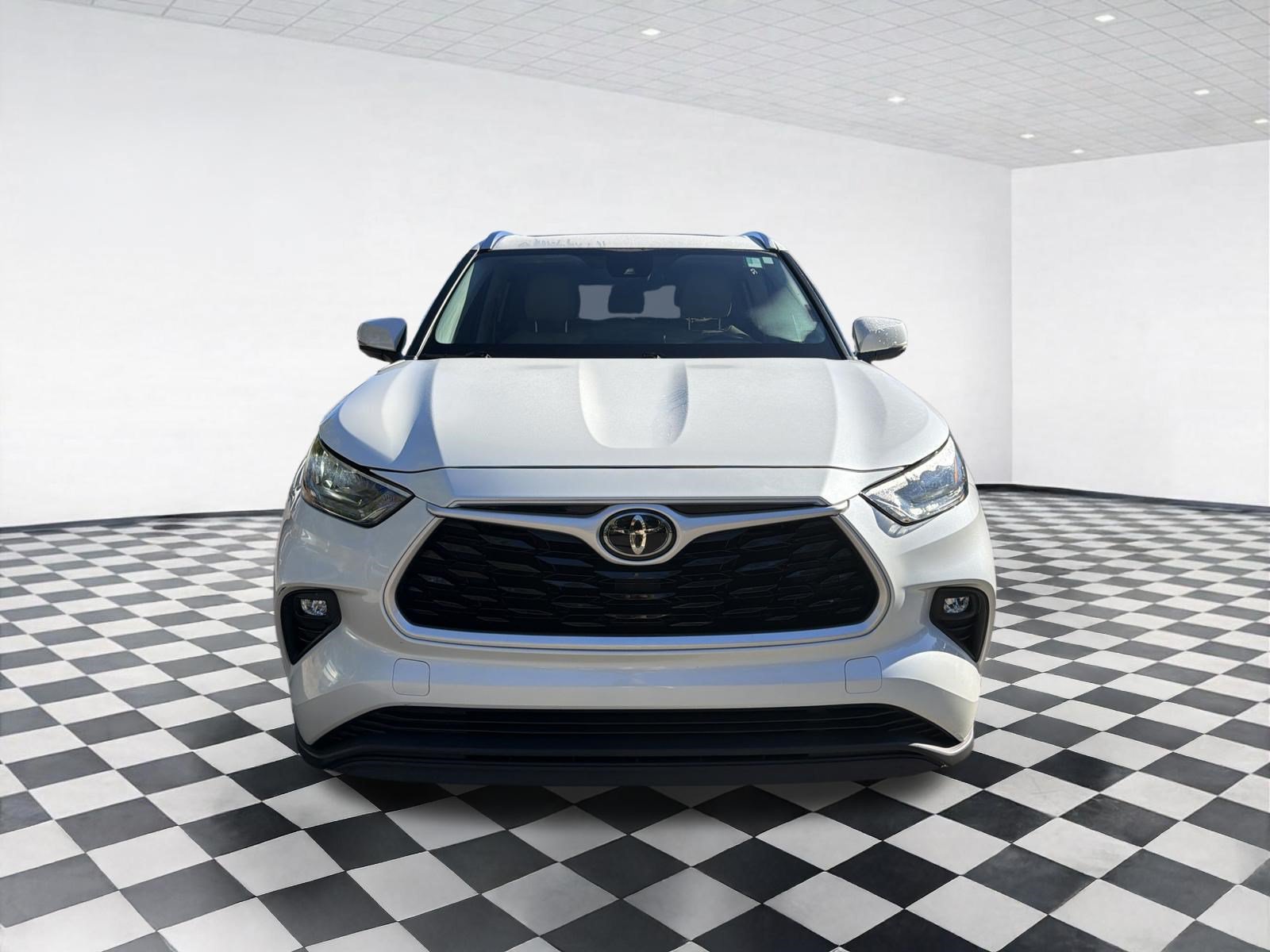 Used 2020 Toyota Highlander XLE FWD image 2