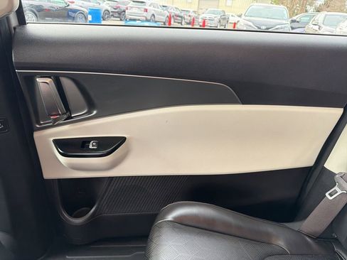 Used 2022 Kia Carnival LX image 23