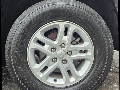 Used 2022 Jeep Grand Cherokee Laredo w/ Luxury Tech Group I image 36