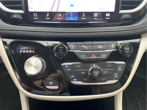 Used 2021 Chrysler Pacifica Limited w/ Uconnect Theater Family Group FWD image 17
