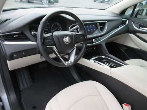 Used 2023 Buick Enclave Essence image 14