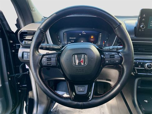 Used 2025 Honda Pilot Black Edition image 11