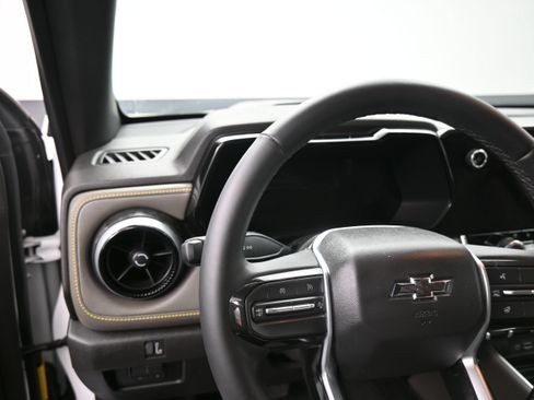 Used 2026 Chevrolet Colorado ZR2 w/ Technology Package AWD/4WD image 14