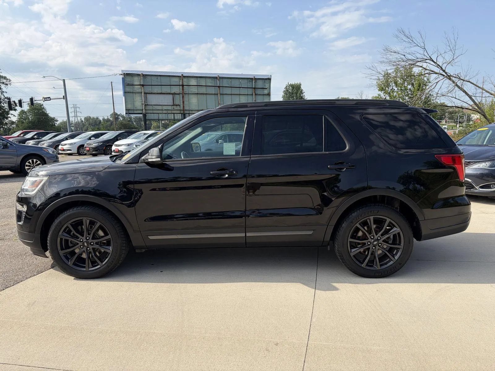 Used 2019 Ford Explorer XLT w/ Equipment Group 202A FWD image 5