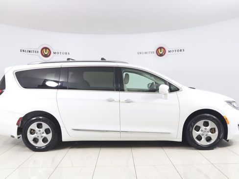 Used 2018 Chrysler Pacifica Touring-L FWD image 2