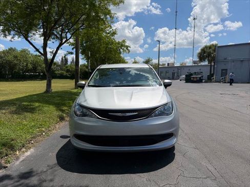 Used 2023 Chrysler Voyager LX FWD image 7
