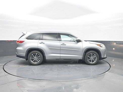 Used 2017 Toyota Highlander XLE AWD/4WD image 9