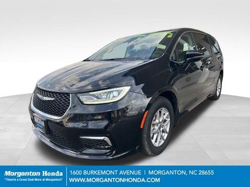 Used 2024 Chrysler Pacifica Touring-L FWD image 3