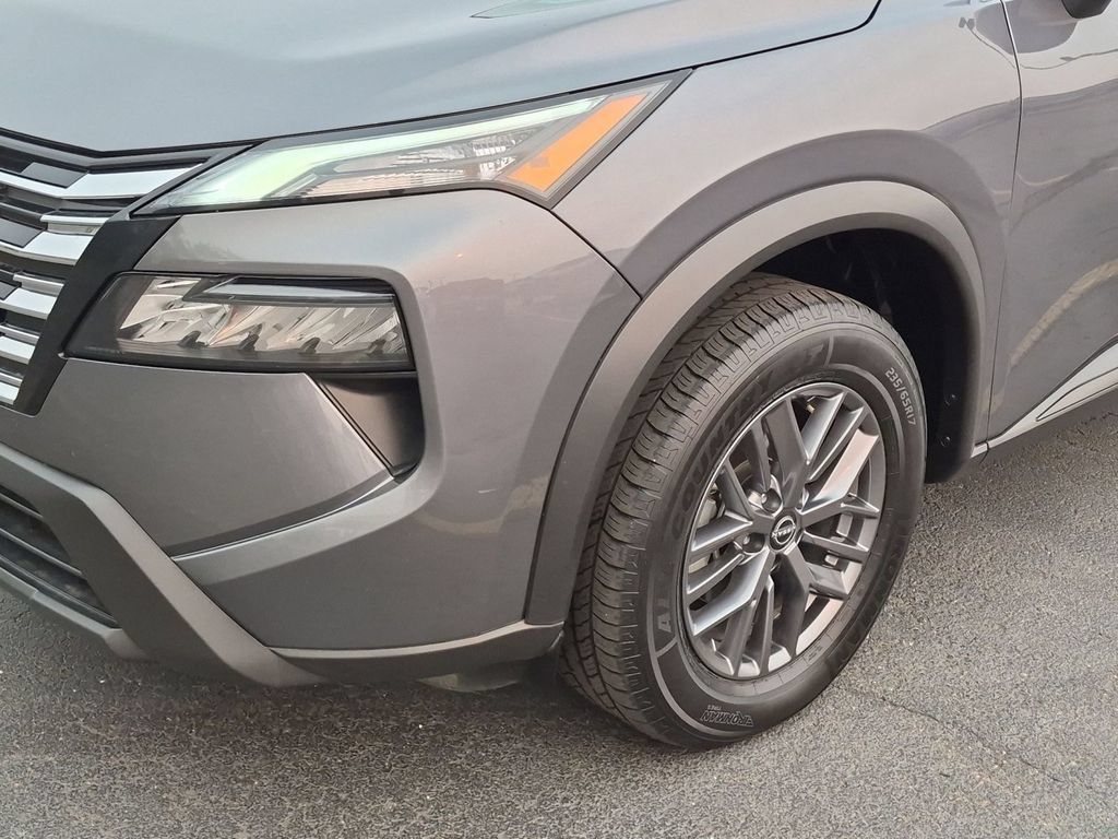 Used 2024 Nissan Rogue S AWD/4WD image 9