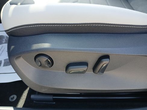 Certified 2025 Volkswagen Taos SE FWD image 11