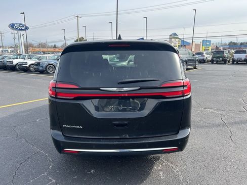 Used 2023 Chrysler Pacifica Touring-L image 6