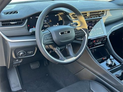 New 2025 Jeep Grand Cherokee Altitude image 15