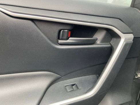 Used 2019 Toyota RAV4 LE image 10