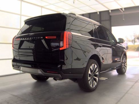 Used 2025 Ford Expedition Platinum w/ Driver's Package AWD/4WD image 4