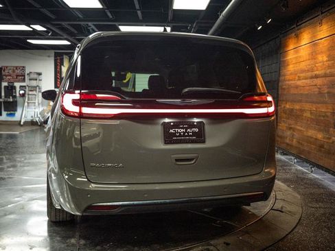 Used 2023 Chrysler Pacifica Touring-L FWD image 6