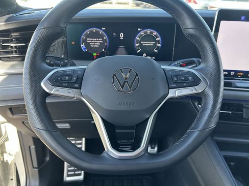 Certified 2025 Volkswagen Tiguan SE R-Line AWD/4WD image 20