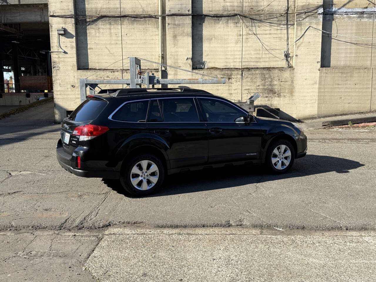 Used 2011 Subaru Outback 2.5i Limited AWD/4WD image 11