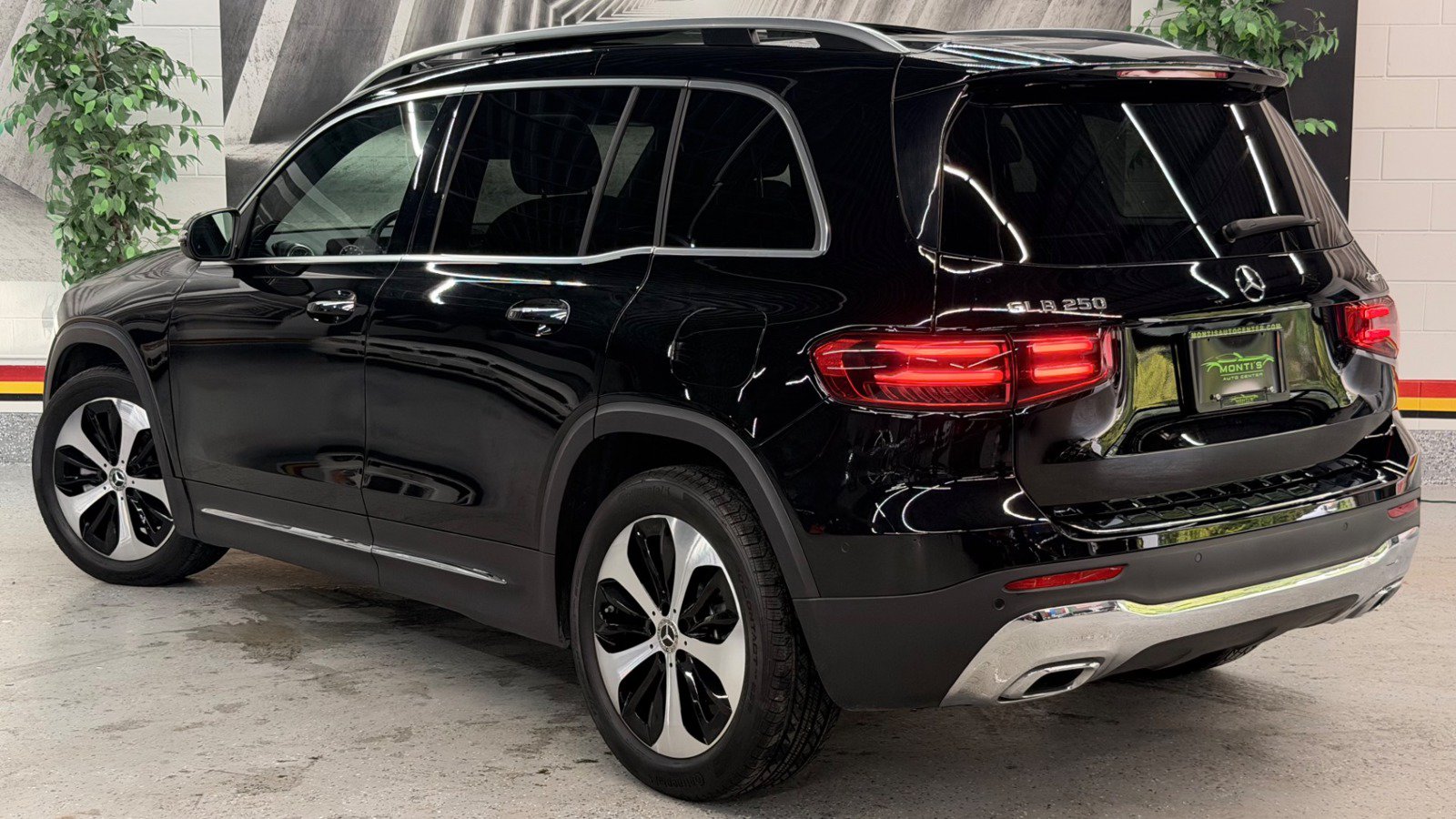 Used 2024 Mercedes-Benz GLB 250 4MATIC w/ Driver Assistance Package image 4