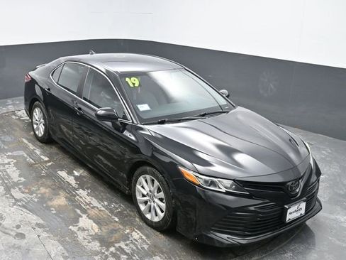 Used 2019 Toyota Camry LE image 23