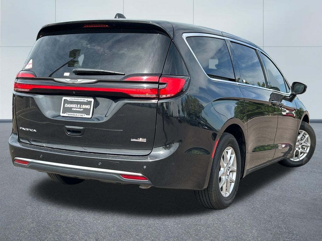 Used 2024 Chrysler Pacifica Touring-L FWD image 2