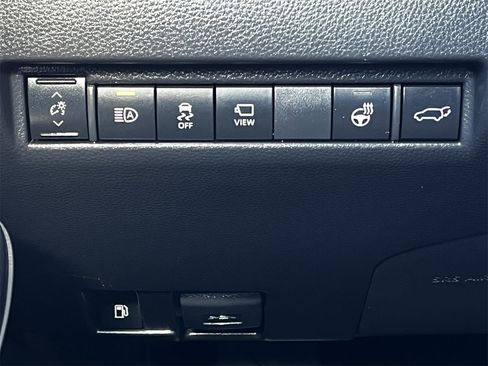 Used 2023 Toyota Venza Limited image 20