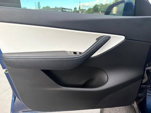 Used 2021 Tesla Model Y Long Range AWD/4WD image 21