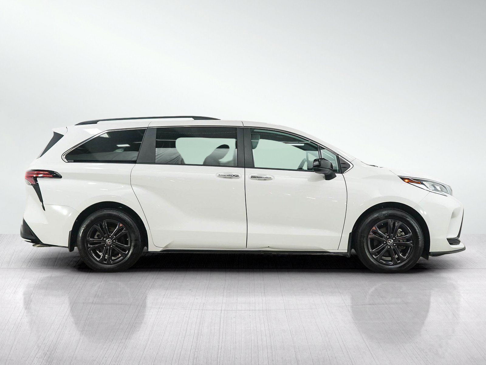 Used 2024 Toyota Sienna XSE AWD/4WD image 6