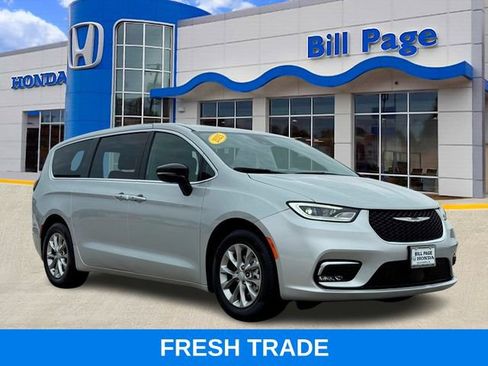 Used 2026 Chrysler Pacifica Limited image 1