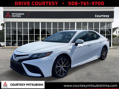 Used 2023 Toyota Camry SE image 1