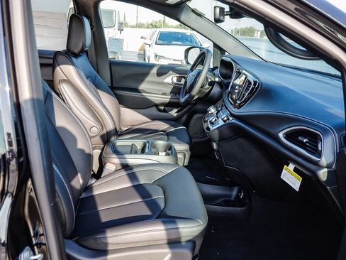 New 2027 Chrysler Pacifica Select FWD image 20